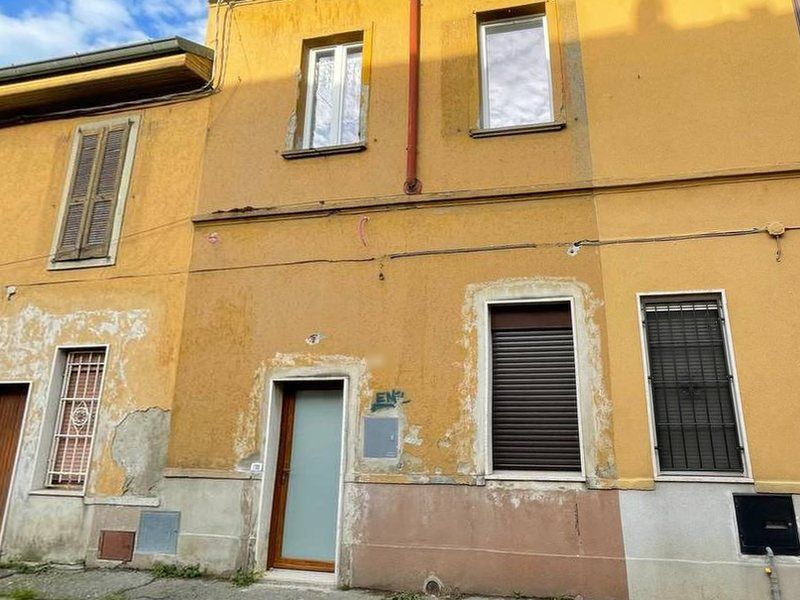 Prima: la facciata con l’intonaco scrostato e rovinato